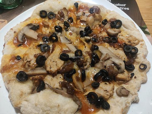 Pizza hecha a tu medida con heura, queso vegano, aceitunas, cebolla y champiñones at Pizzería Carlos in Mataro