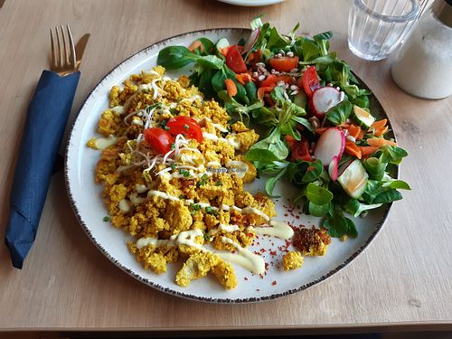 Scrambled tofu with salad at Easy Peasy in Berlin