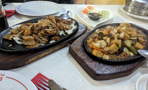 Links vegane Ente, rechts brutzelnder Tofu😋 at Hong Kong in Fuerteventura