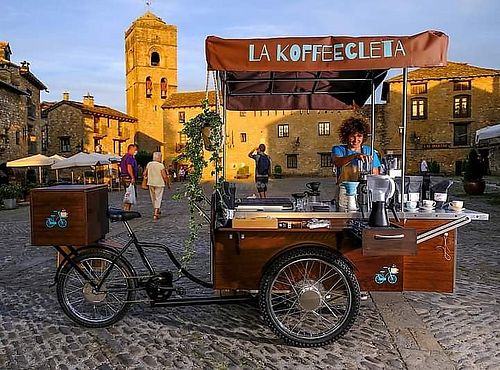 El café ☕ de calidad, sabe más delicioso si te lo prepara Yoli con todo su amor ! at La KoffeeCleta in Ainsa