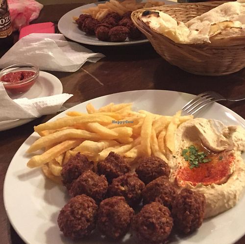 falafel heaven at Hummus Bar - Oktober in Budapest