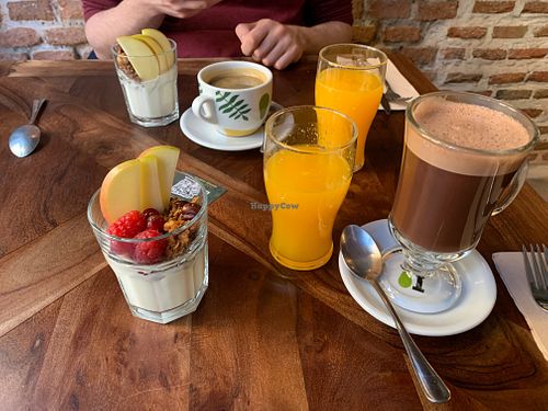 Brunch: zumo de naranja, yogurt y café/chocolate at Distrito Vegano Invernadero in Madrid