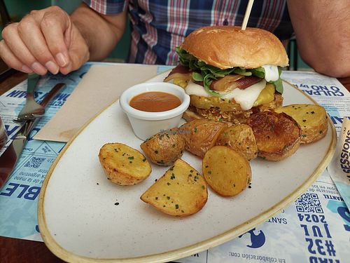 Main / Tokyo burger at Distrito Vegano Invernadero in Madrid