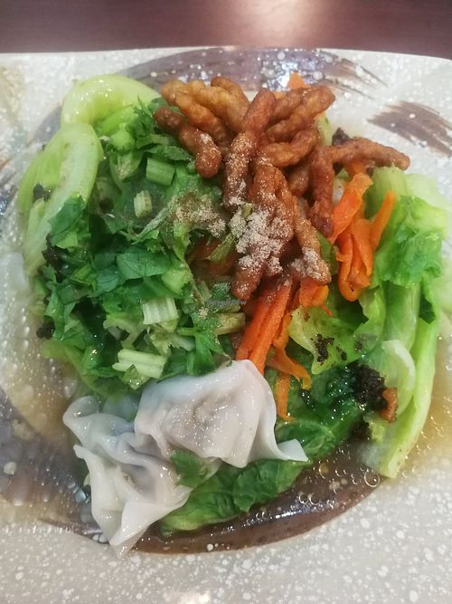 wontons with veggies and crispy sticks at Cao Yuan Zhai - 草緣齋 - Maybe closed in Hualien