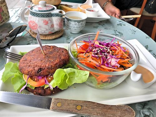 muy rica la hamburguesa sin pan, cambie pararas por ensalada at May Veggie Home in Bangkok