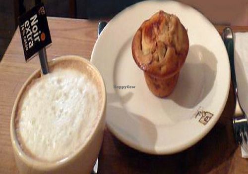 Vegan muffin and cappuccino with soy milk at Le Pain Quotidien - Philip Stockstraat in Bruges