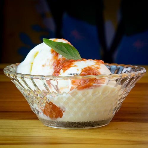 Julieta-ta
Sorvete caseiro cremoso, feito com queijo artesanal, coberto com doce de goiaba em compota.  at Quintal de Mãe in Rio De Janeiro