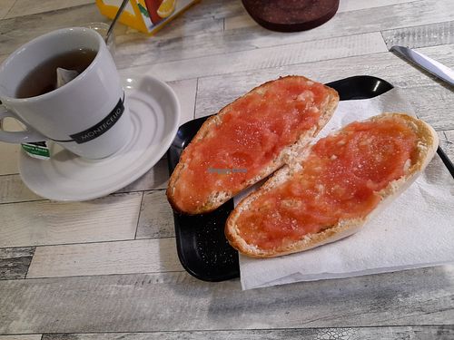 Desayuno/breakfast: pan con tomates at A Ca la Capi in Almunecar