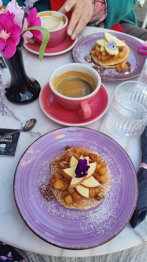 Pancakes with apple, caramel and pecans at Toast Brunchcafe in Deventer