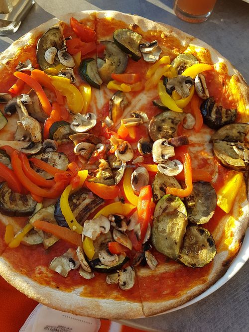 Vegan pizza at MIO Bistro Caffé Gelato in Sylt