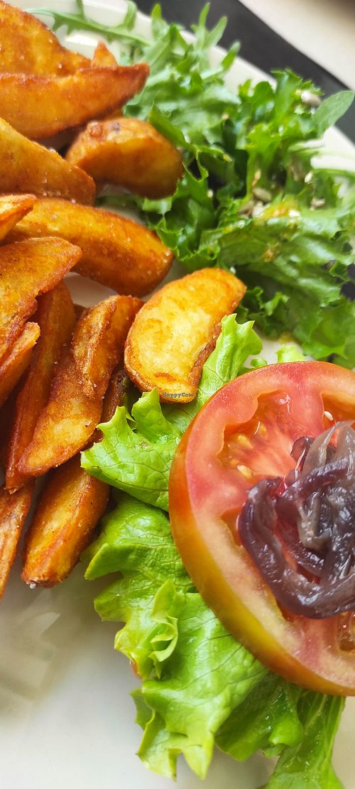 Depois ficamos para ao almoço.. nunca comi uma hambúrguer vegetariano de proteína de ervilha que fosse tão bom.... Diria que é um dos meus pratos de eleição. Recomendo mesmo at Cajual Vegan Foodsters in Loule