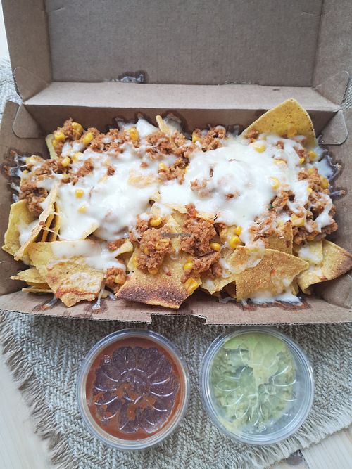 Vegane Nachos mit 2 Dips (Salsa und Avocado) at SPICY in Halle