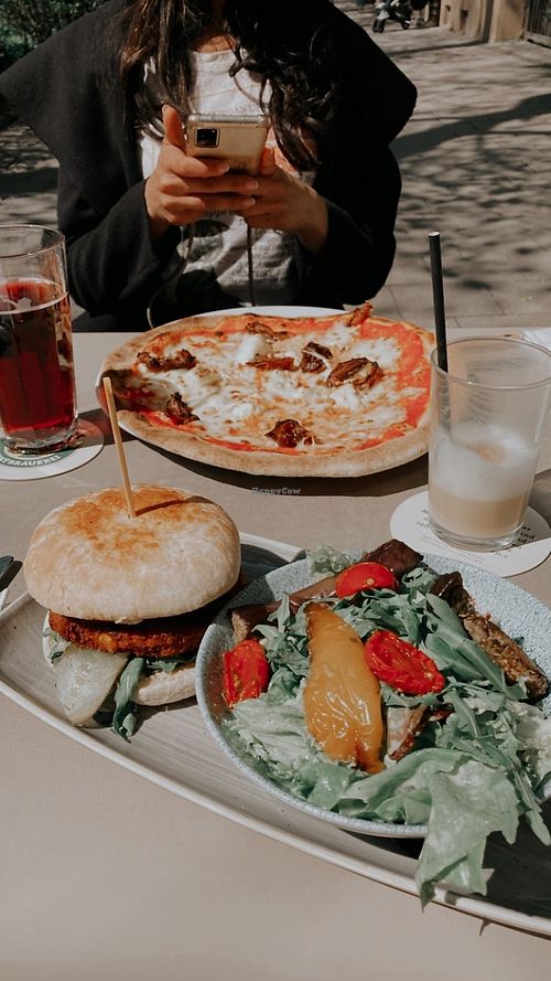 Veganer Burger, vegetarische Pizza   at Fugazi in Munich