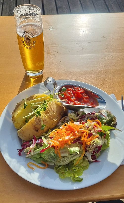Ofenkartoffel mit Tomatensud und Beilagensalat #Veganuary at Hündle Berggaststätte in Oberstaufen
