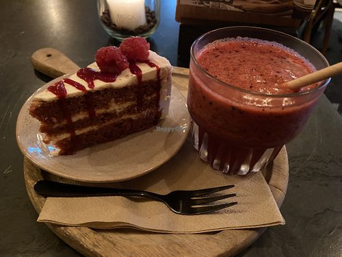 Red velvet cake and Fruity fresh smoothie (both very good).  at YB by Yoghurt Barn - Vinkenburgstraat in Utrecht