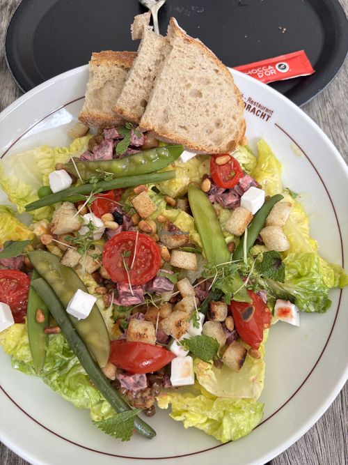 Peulvruchtensalade met vegan geitenkaas   at De Eendracht in Blaricum