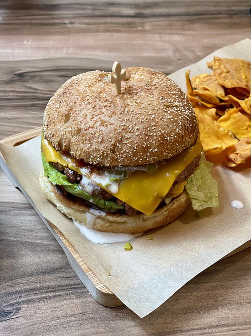 Smash burger 🍔 💥   at Malila Coffee in Valencia