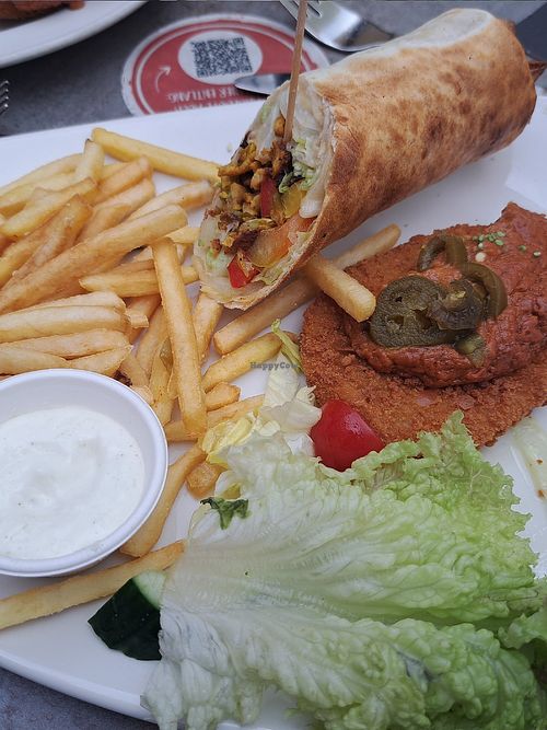 Wraps en schnitzel. Vanwege delen met partner samen op 1 bord. at Café Extrablatt in Moers