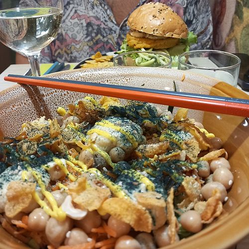 Insalata  e hamburger Vegan at Kaiora in Pisa