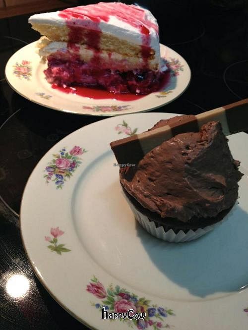 wildberry-vanilla cake & chocolate mousse cupcake at Cafebar Salon in Basel