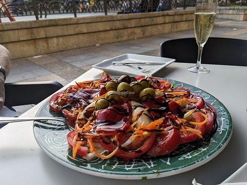 Ensalada mixta vegana at Negresco in Bilbao