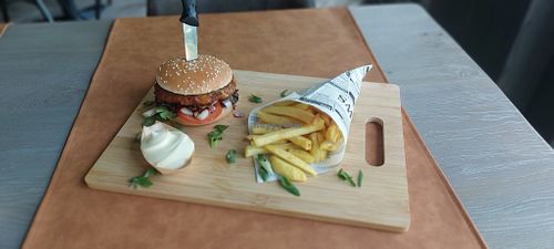 Grashoekse burger met BBQ saus, cheddar en ui. Met frites en plantaardige mayonaise geserveerd.  at Restaurant De Meiden in Grashoek