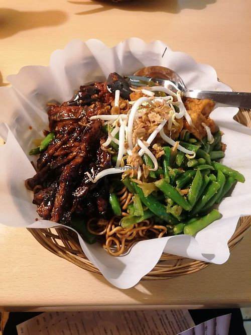 Heerlijke mix van tempeh, zoete bami, boontjes, taugé en aubergine. De aubergine is zalig! at Anak Blitar in Hoofddorp