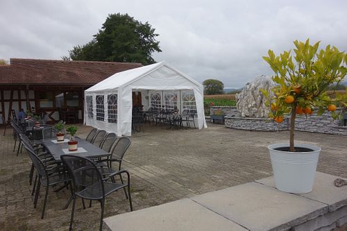 Outdoor seating and entrance at Zum Schwiegermuttersitz in Steinfeld