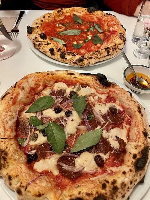Loved this place. Very friendly quick service, amazing choices of pizzas. I had the Super Diavola which was delicious. Tasty tomato sauce & scrumptious toppings. Made with love  at Al Catzone Pizza Napovegana in Berlin