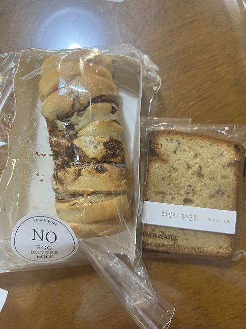 We enjoyed the cinnamon roll bread so much that we went back for a second roll  at Vegan Buff in Sejong