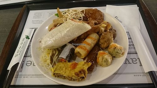 Another day at Minder restaurant with a plate full of yummy vege foods! :D at Minder Vegetarian 明德素食 - Q Square Mall in Taipei