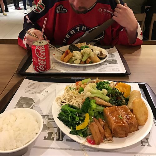 good variety at Minder Vegetarian 明德素食 - Q Square Mall in Taipei