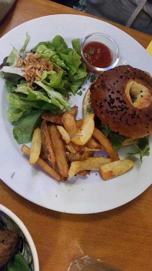 Vegan burger at Mariposas in Marseille
