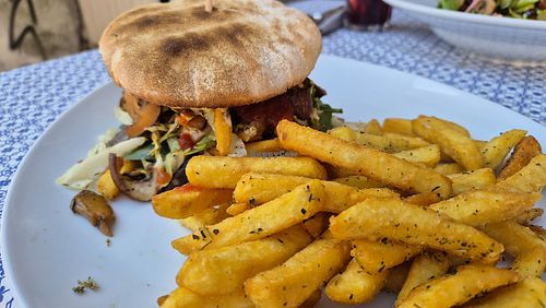 Veganer Burger mit Pilzen und karamellisierten Zwiebeln at Restaurant Edlunds in Marburg