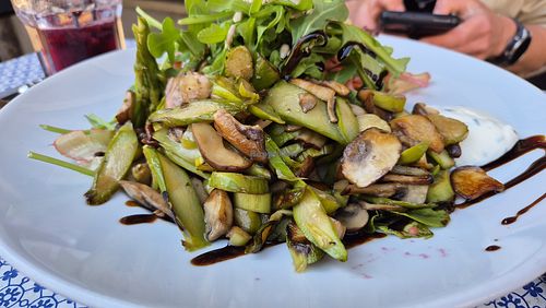Veganer Salat mit Pilzen und Spargel at Restaurant Edlunds in Marburg