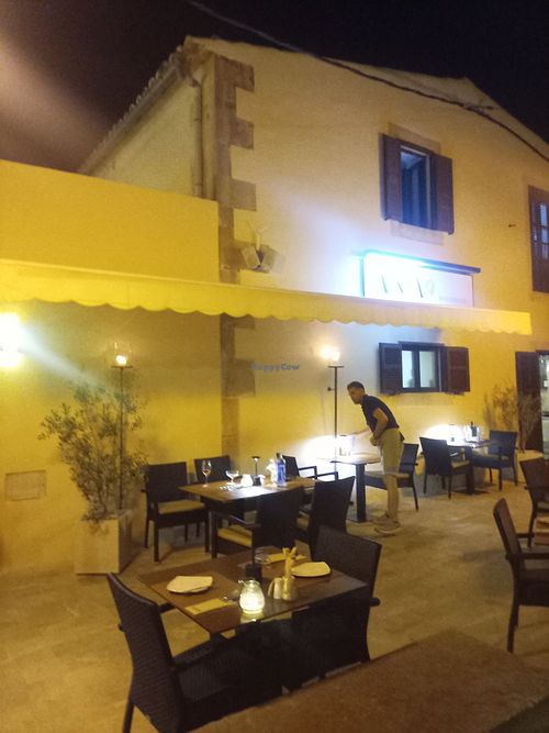 Outdoor seating area next to the street at Restaurante Anoa Santanyí in Mallorca