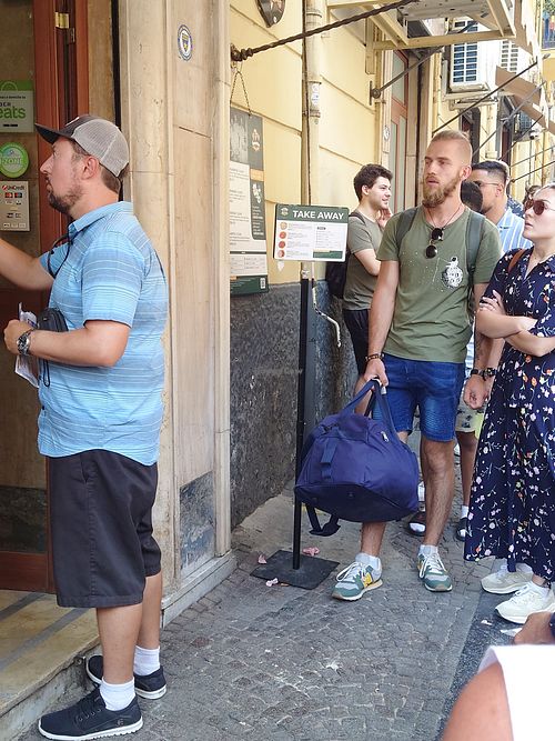 Take away line, you have to be careful, if you get into the wrong line, you have to go to the end of the right line and wait all way long again at Pizzeria da Michele in Naples