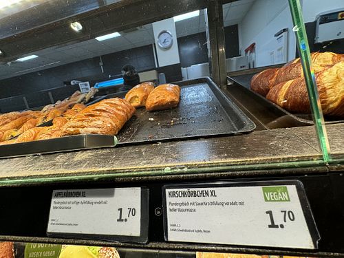 vegan cherry danish  at backWERK in Mannheim