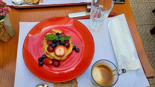 vegan pancakes with fruit at Arco Iris in Lisbon