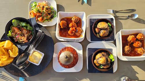 Vegan Tapas, balletjes in saus, burger, bruchetta, champignons en garnituur at Heerlijke Streken in Blauwestad