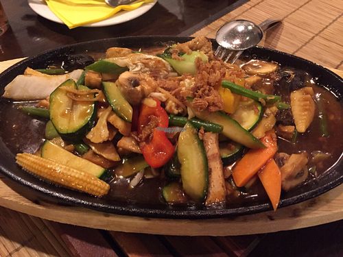 veggies on a hot plate with hoisin sauce at Samadhi in Berlin