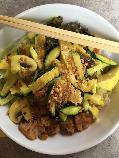 Rice noodles with tofu, soy meat, courgettes, bamboo sprouts and mushrooms at Samadhi in Berlin