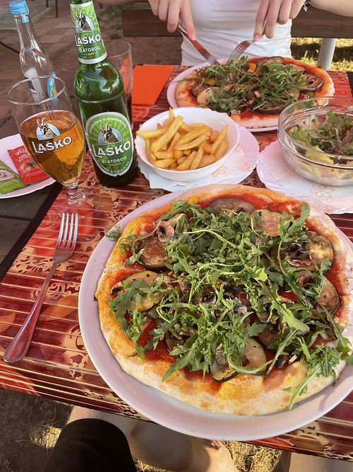 Zwei Pizzen mit Gemüse (ohne Käse), Pommes und Gemischten Salat  at Prego in Portoroz