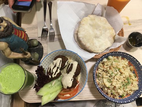 Green juice, falafel, kruvit and fresh pita bread at Lama Lo in Lisbon