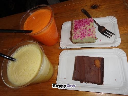 Fresh and spicy juices, brownie and avocado cake at Sun Day Burgers - Markthalle Neun in Berlin