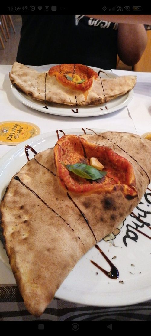 Pizza vulcano (gefüllt mit Spaghetti)ohne Käse at Massimo in Weilheim