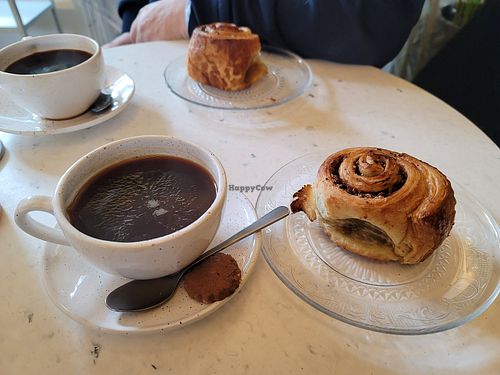 Vegan cinnamon rolls, pay extra for plant (oat) milk with coffee at Oats Day Long in Leuven