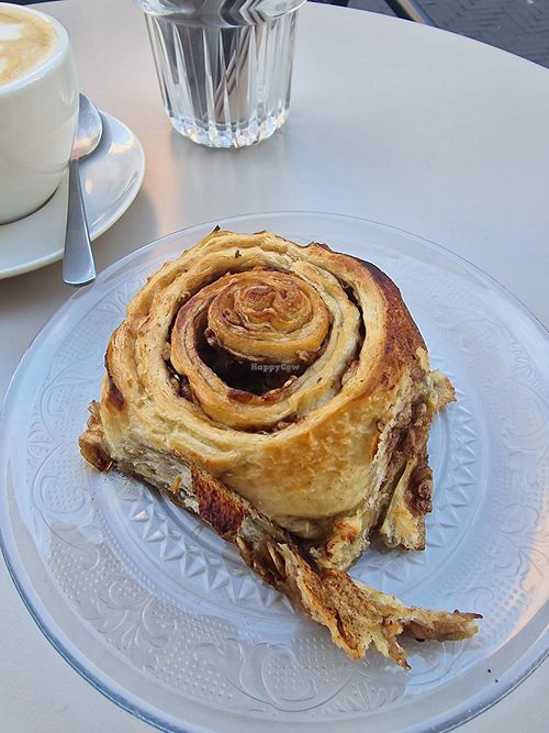 Vegan cinnamon roll, always vegan, served warm at Oats Day Long in Leuven
