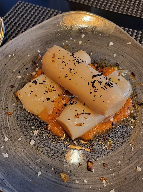 Puerros con salsa romesco at La Tapia in Salamanca