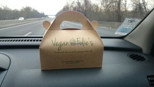 muffins en voiture ! at Vegan Folie's in Paris